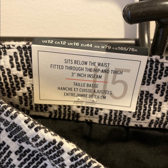 Gap Women's Black and White Patterned Shorts NWT - Picture 3 of 7